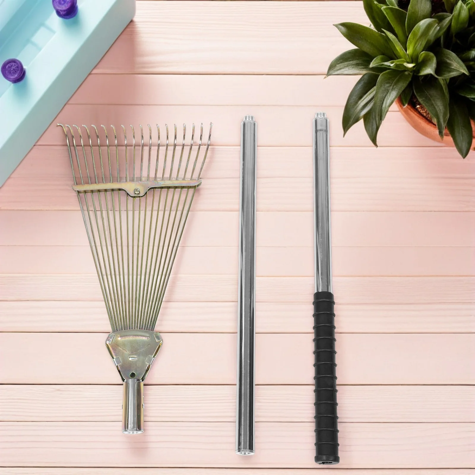 Wytrzymały grabie ogrodowe ze stali nierdzewnej, 18 zębów, efektywne zbieranie, przenośny uchwyt, wygodna konstrukcja do trawników, podwórek i ogródków kwiatowych.