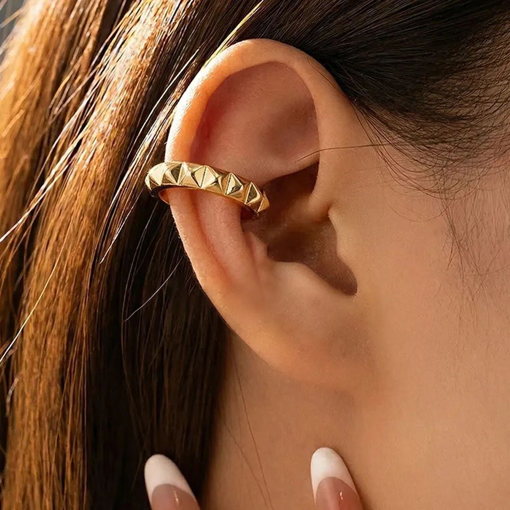 1PC Gold Plated Pyramid Textured Ear Cuff No Piercing Geometric Triangle Clip on Earrings for Women Party Trendy Jewelry 2026