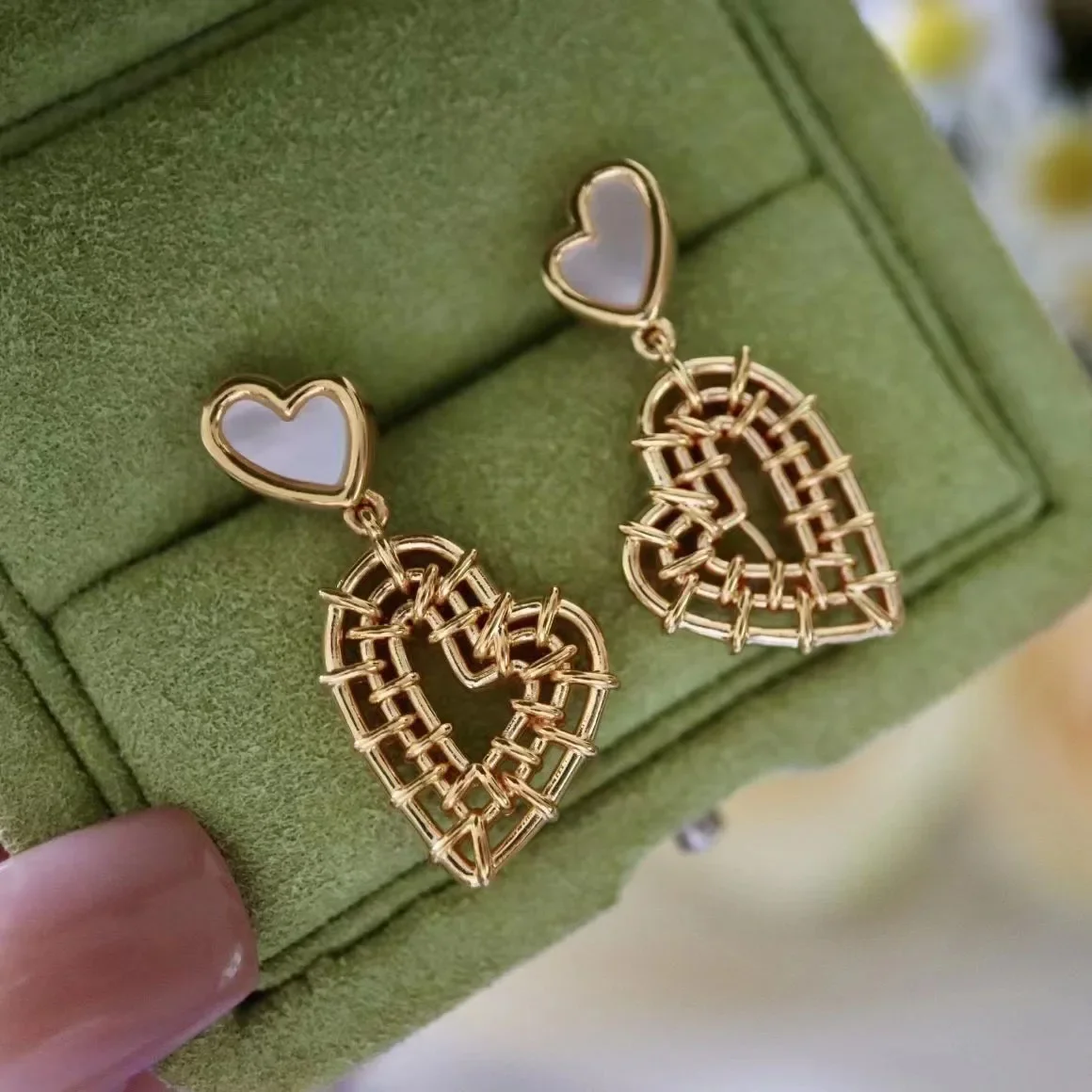 Vintage Hollow Out Thorn Heart Classic Earrings for Women High-end Enamel Gloss Earring Drape Banquet Jewelry Accessories