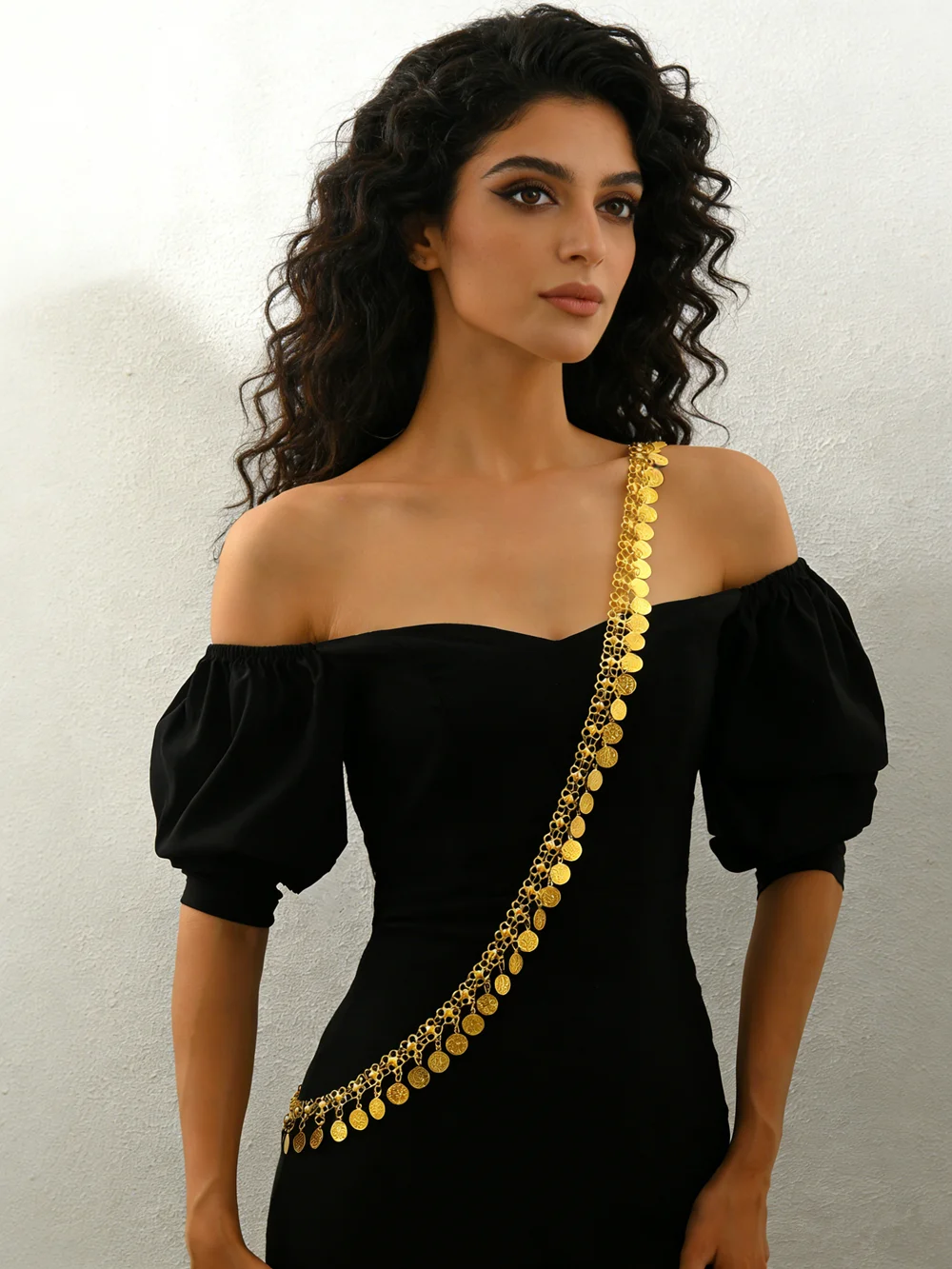 

Shiny Gold Shoulder Chain for Women Elegant Long Dress Wedding Party Accessory Tassel Pendant Design Versatile Styling Options