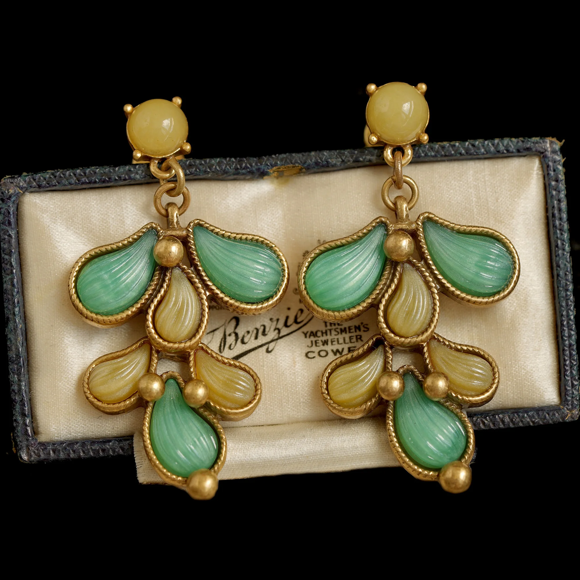 

Vintage green stone court women leaf plant earrings