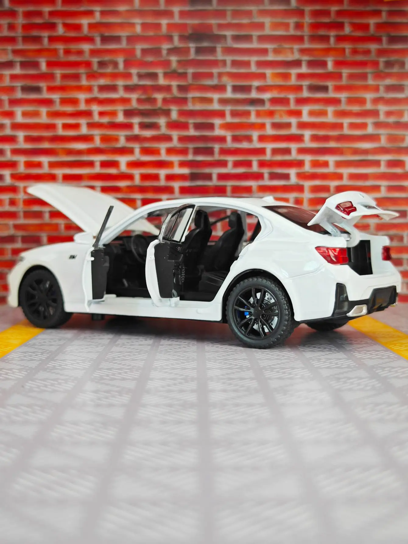1:32 simulation BMW M320i alloy car model doors and engine hood, trunk can be opened has simulated sound and lighting functions