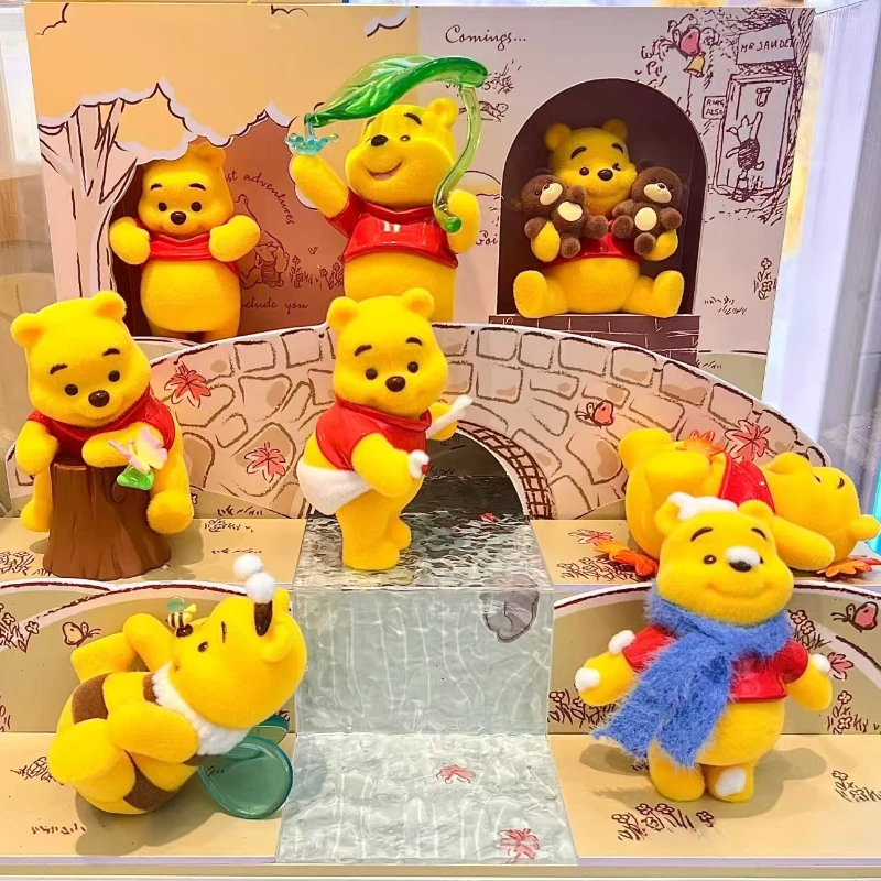 Nuovo Anime Pooh Bear Happy Times Series Blind Box Ornamenti fatti a mano con licenza ufficiale Ragazze Regali misteriosi periferici Ornamento