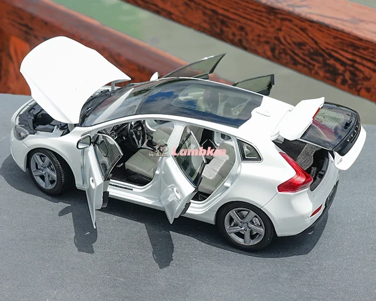 Model Decoration 1:18 For Original Volvo V40 Travel Edition Alloy Car Model