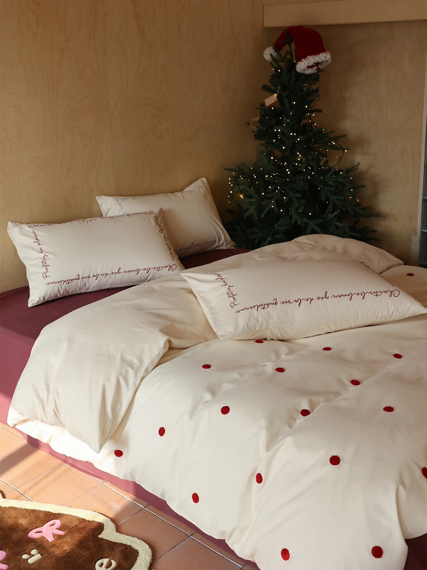 

Red Polka Dot 100% Cotton Flannel Children's Bedding Set Warmth Comforter Cover Sheet Pillowcase Four-Piece Bedding Set