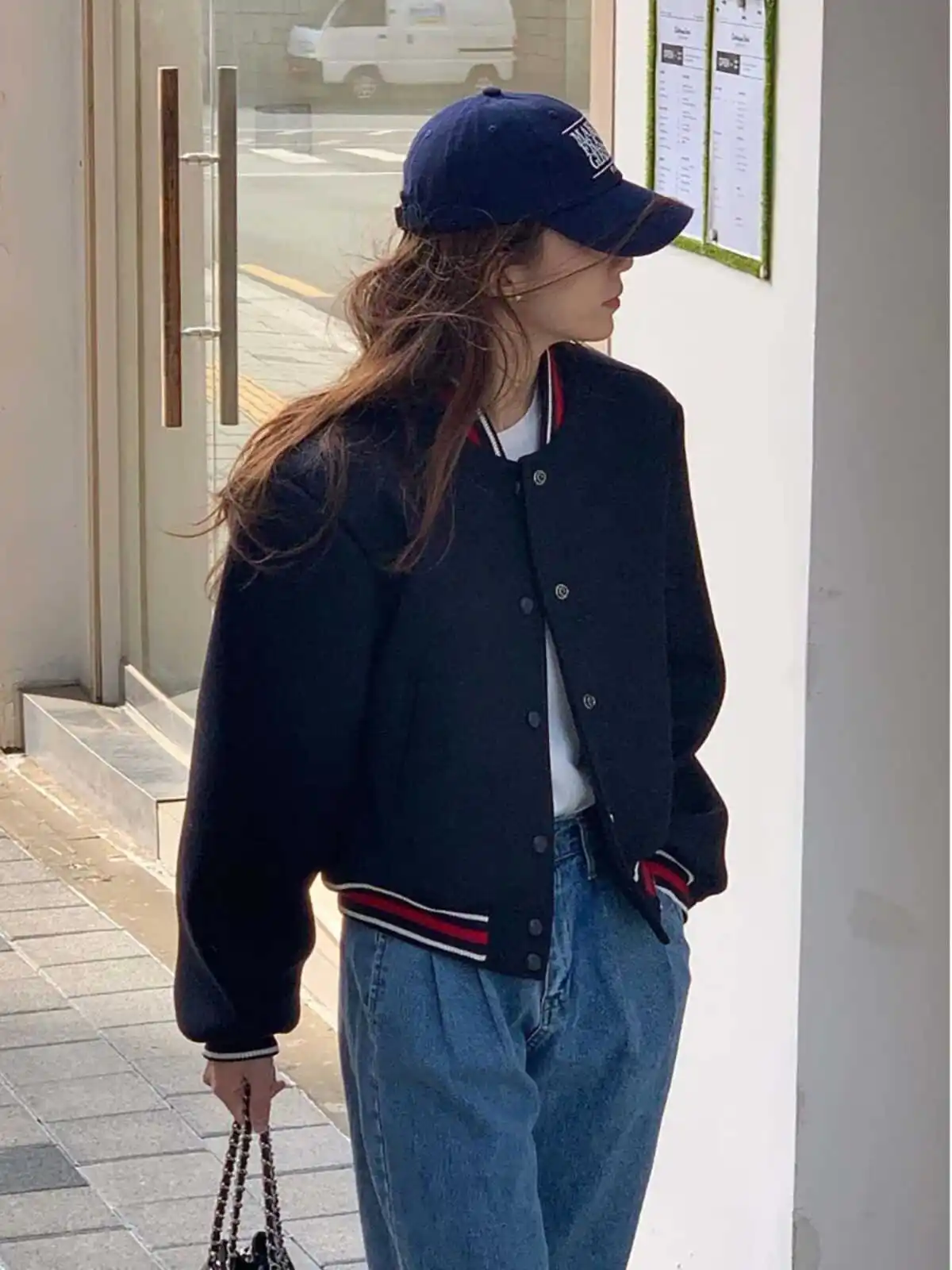 

Бейсбольные куртки женские зимние однотонные с тиснением, со скрытым декором, глянцевыми элементами, бисером, шифоновыми завязками, шикарные