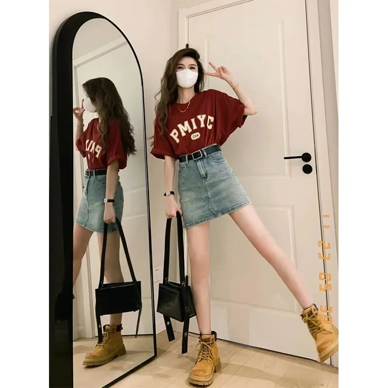 

Женские летние модные комплекты: футболки с надписями винного цвета, джинсовые юбки, корейские трендовые топы с коротким рукавом и джинсовые комплекты