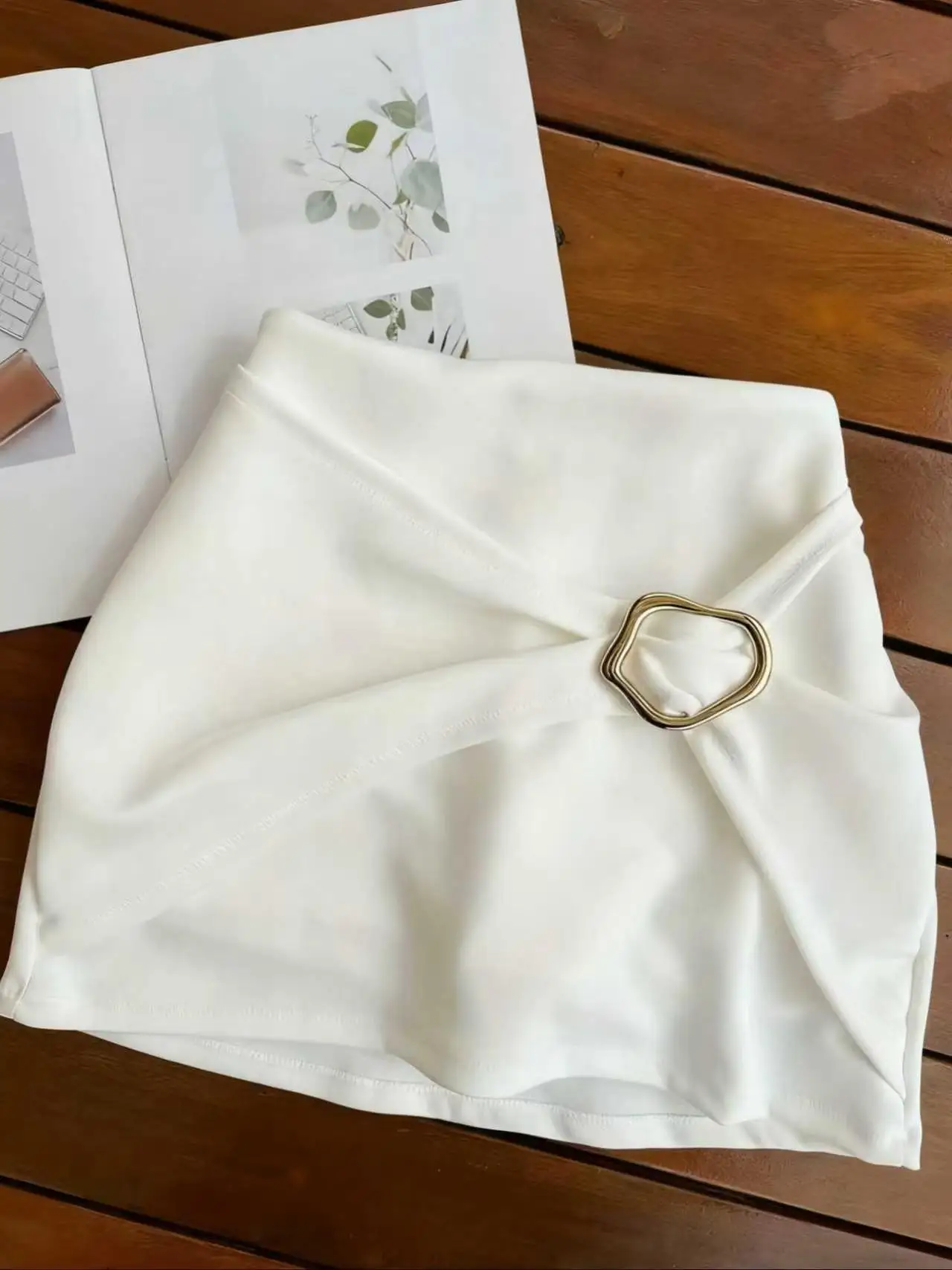 Fashionable Solid Color Metal Decorated Pleated Mini Pantskirt for Commuting Business Casual Summer Dresses Vacation Travel