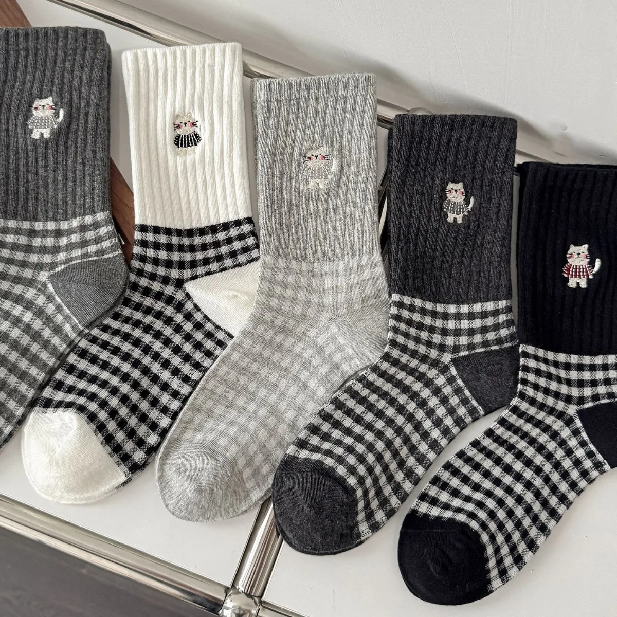 

1-10 пар осенне-зимних теплых хлопковых носков с рисунком кота, женские клетчатые черные, белые длинные студенческие уютные носки до середины икры, повседневные