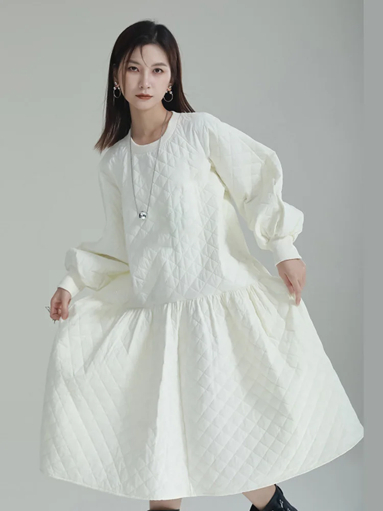 [EAM] Women White Pleated Cotton-padded Big Size Dress New Round Neck Long Sleeve Loose Fit Fashion Spring Auutmn 2024 1DF4414