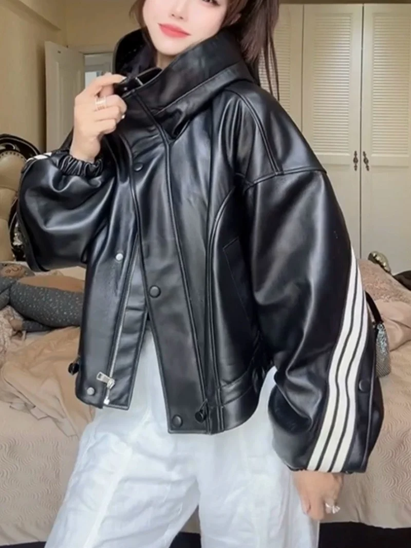 เสื้อแจ็คเก็ตหนังแท้สำหรับผู้หญิง สไตล์ลำลอง สปอร์ต ทรงหลวม หนังแท้ผสมผสาน ช่วยให้ดูผอมเพรียว แฟชั่นทันสมัย มีฮู้ด