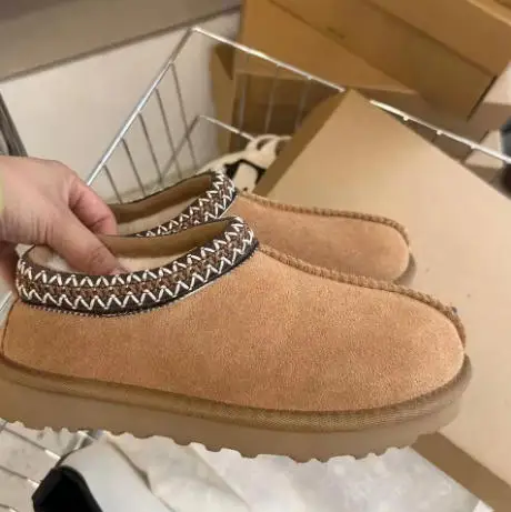 

Designer Luxury Women's Snow Boots Winter Thick Soled Fur Integrated Fleece Lined Anti-Slip Slipper Tazz Slippers for Warmth