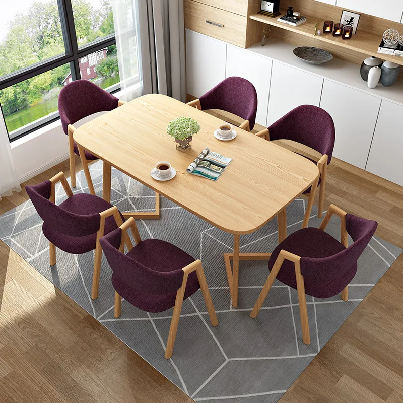 Tavolino da conferenza semplice e moderno nel riposo del negozio di riunioni, sala reception, ufficio, area ospite, tavoli e sedie