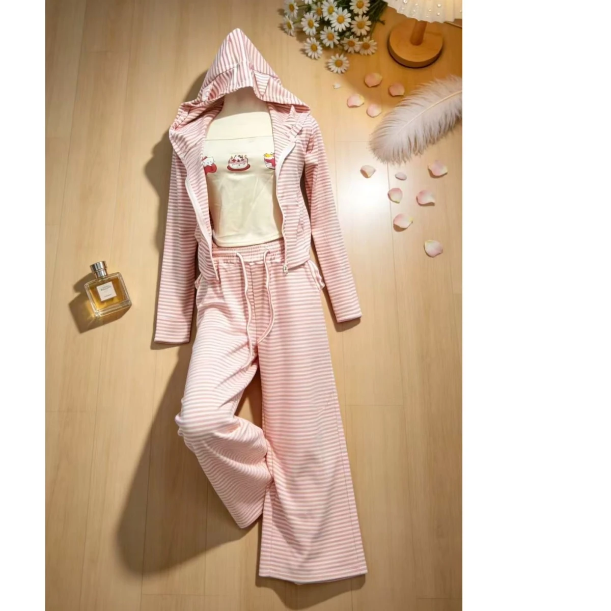 

Новый модный летний комплект 2026 года: розовый полосатый повседневный спортивный костюм, утолщенный, устойчивый к сминанию, для ранней весны, популярный стиль, маленький размер