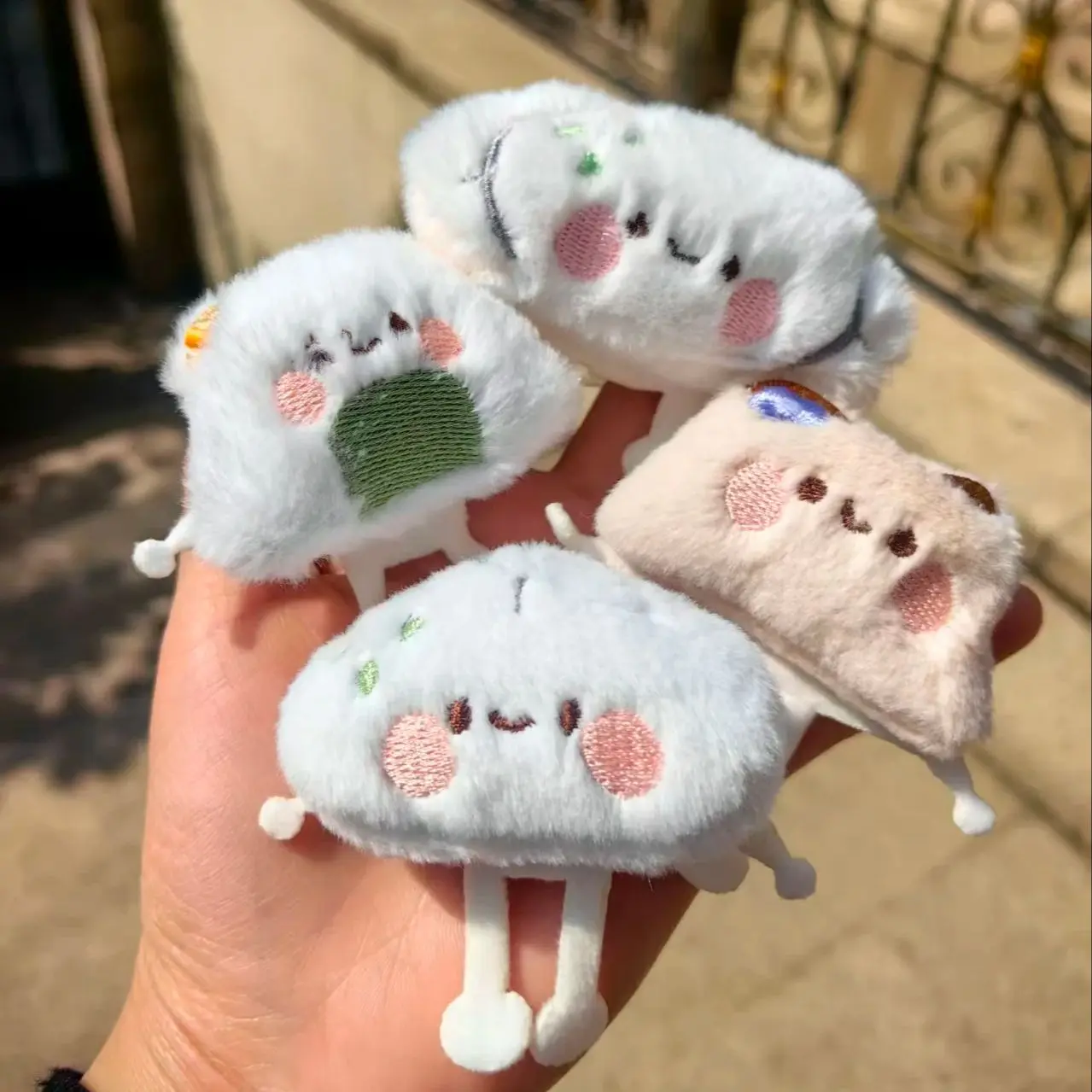 Soporte universal para teléfono con diseño de peluche de dibujos animados, tipo dumpling, Griptok, compatible con iPhone, Smart Tok, soporte de escritorio con diseño de sushi.