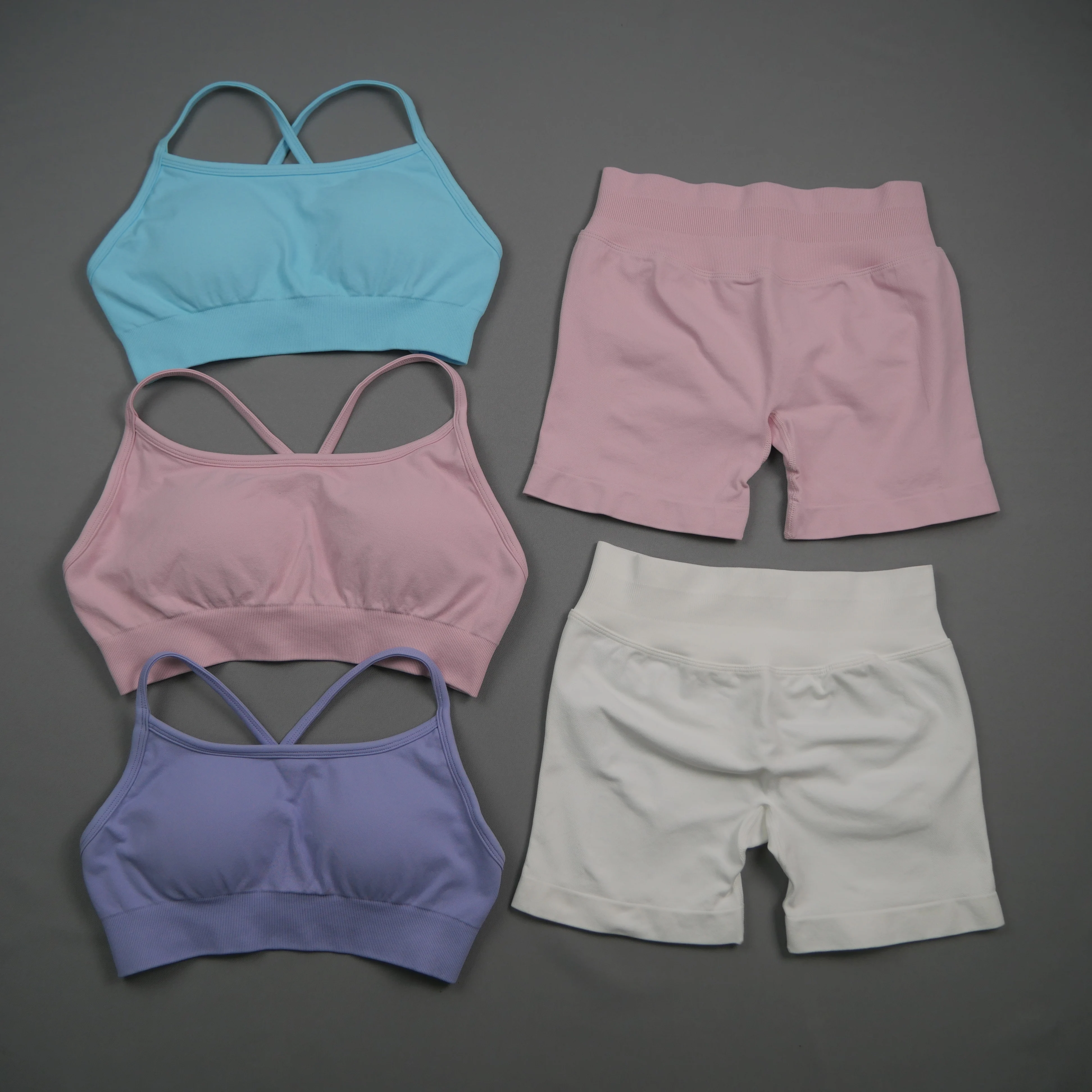 Nahtloses 2-teiliges Yoga-Set für Damen, Sport-BH mit überkreuzten Trägern, Shorts mit hoher Taille, gerippt, Bauchkontrolle, weiches, dehnbares Gym-Workout-Outfit – Detail 4
