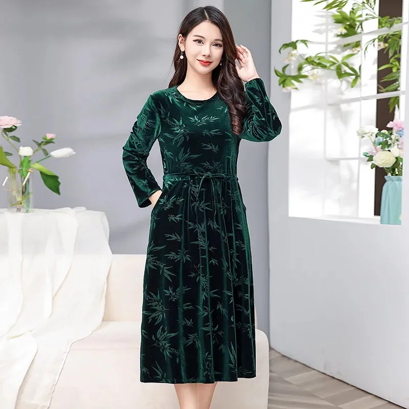 New Autumn and Winter Fashionable High-end Korean Velvet Dress for Middle-aged and Elderly Women Slimming Mother's Stylish Dress