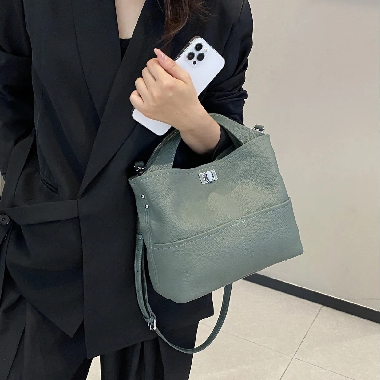

Girl 2026 Handbag Fashionable Commuting Top Layer Cowhide Crossbody Genuine Leather Women's Designer Luxury Bag