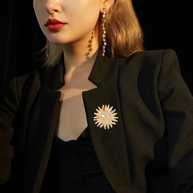 Брошь из сплава с солнечным цветком, легкий роскошный значок в стиле панк, унисекс, значки для костюма со стразами, универсальный блестящий корсаж, аксессуары для одежды, подарки