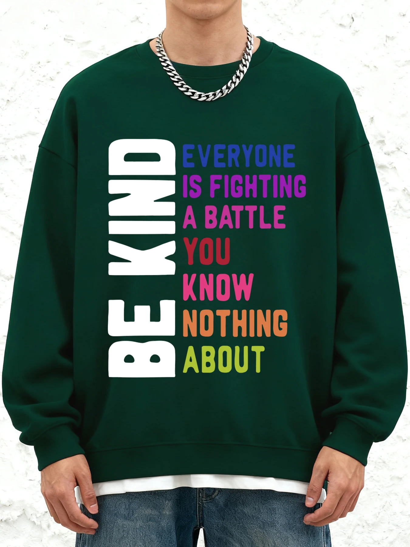 كن لطيفًا ملونًا بنمط حروف فنية ملابس الشارع الشهير للرجال بياقة دائرية سترة غير رسمية للخريف بلوفر كبير الحجم ملابس عصرية للركض