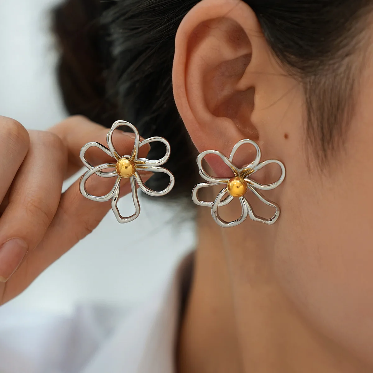 

Exquisite Hollow Flower Design Stainless Steel Earrings 18K Gold Plated Waterproof High Quality Ladies Jewelry For Daily Etc