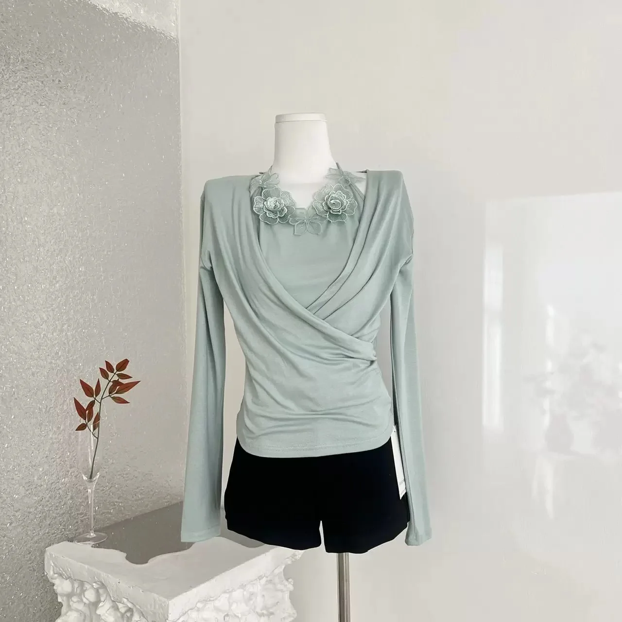 

Ifaion Early Spring Cross Knitted V-ne Top Lace Flower Strap Women's Faionable Casual Wear for Girls