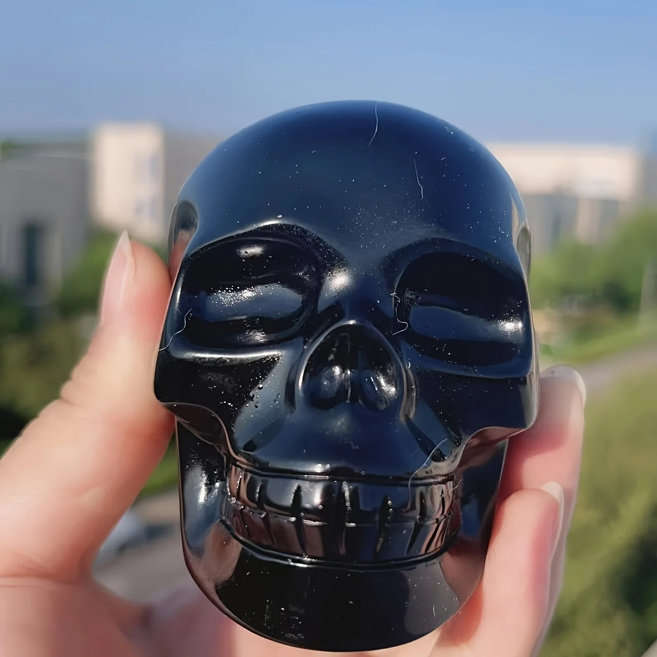 Ein wunderschöner Obsidian-Schädel – ein Dekorationsstein für die Wohnungseinrichtung und das perfekte Geschenk für einen geliebten Menschen. – Detail 3