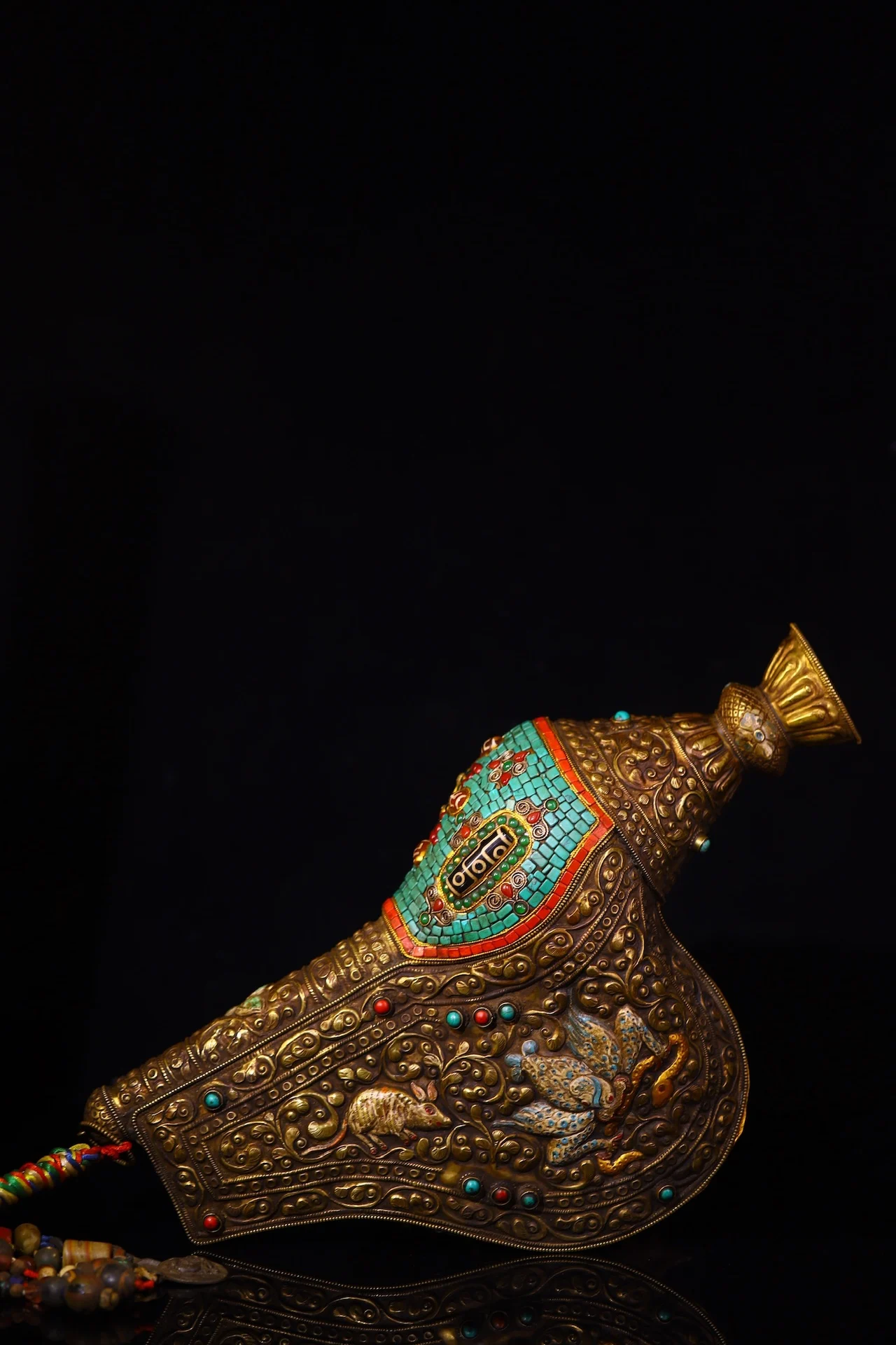 

Old Nepalese temples Old Natural Conch Mosaic Gem gZi Beads Turquoise GARUDA pattern Buddha Conch Amulet Worship Hall