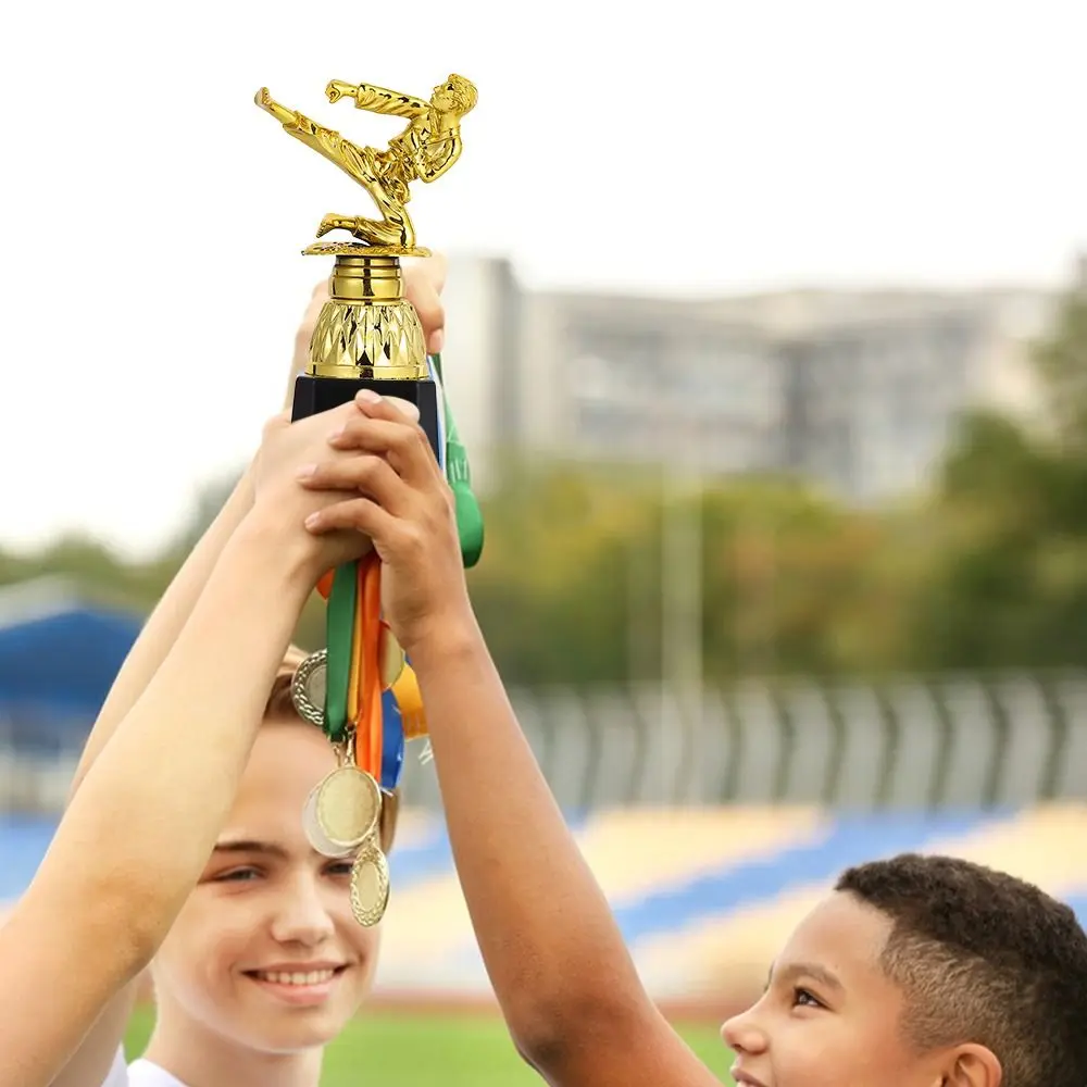 فنون الدفاع عن النفس جوائز الكأس الذهبية البلاستيك نموذج التايكوندو المنافسة جائزة صغيرة كأس الذهب رجل الحرفية الهدايا التذكارية