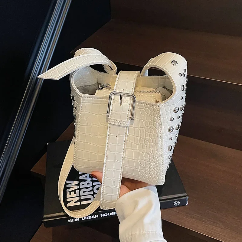 

Модные сумки-мессенджеры с заклепками для женщин, новая высококачественная сумка на одно плечо из искусственной кожи, универсальные текстурные женские сумки-ведра