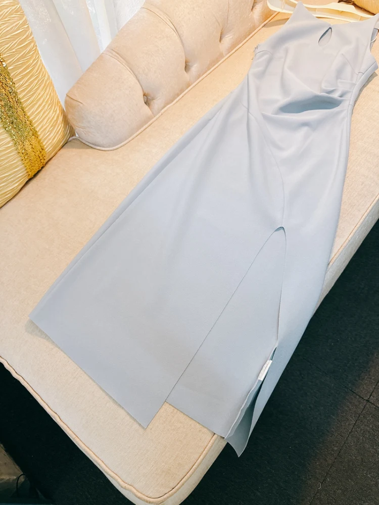 فستان أنيق وجذاب بقصة ضيقة باللون الأزرق مع فتحة جانبية على الطراز الفرنسي، تنورة ميدي بخصر مرتفع وياقة على شكل V مع إغلاق بس...