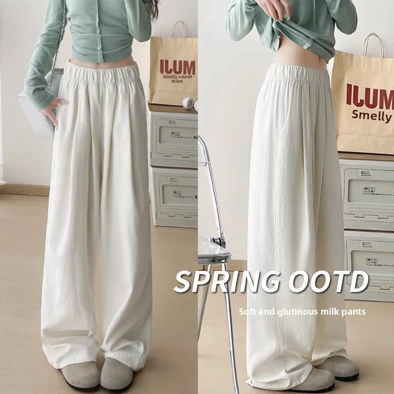 Women's trendy loose-fitting sweatpants. Pair with white sneakers and trousers.