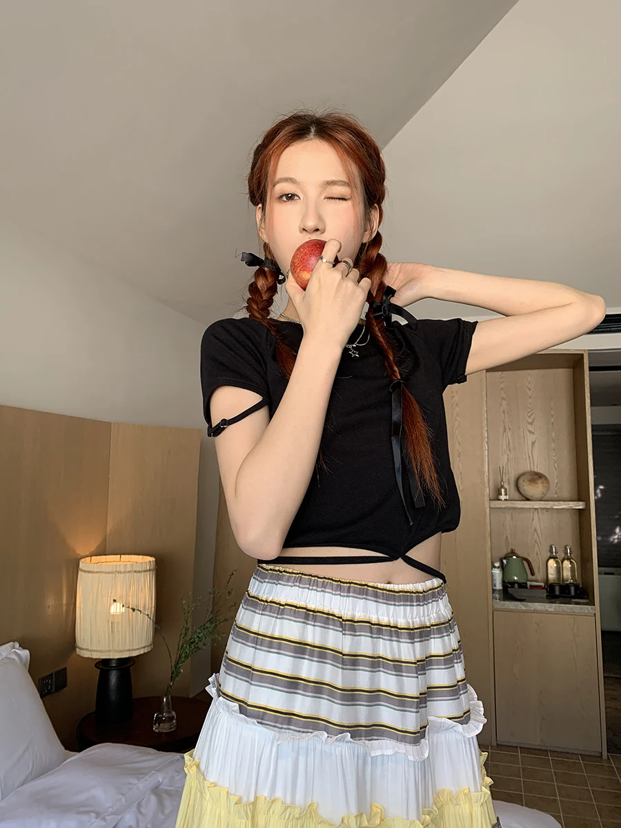 تي شيرت نسائي قصير الأكمام بتصميم فريد على الطراز الأمريكي الرجعي لصيف 2025 #4