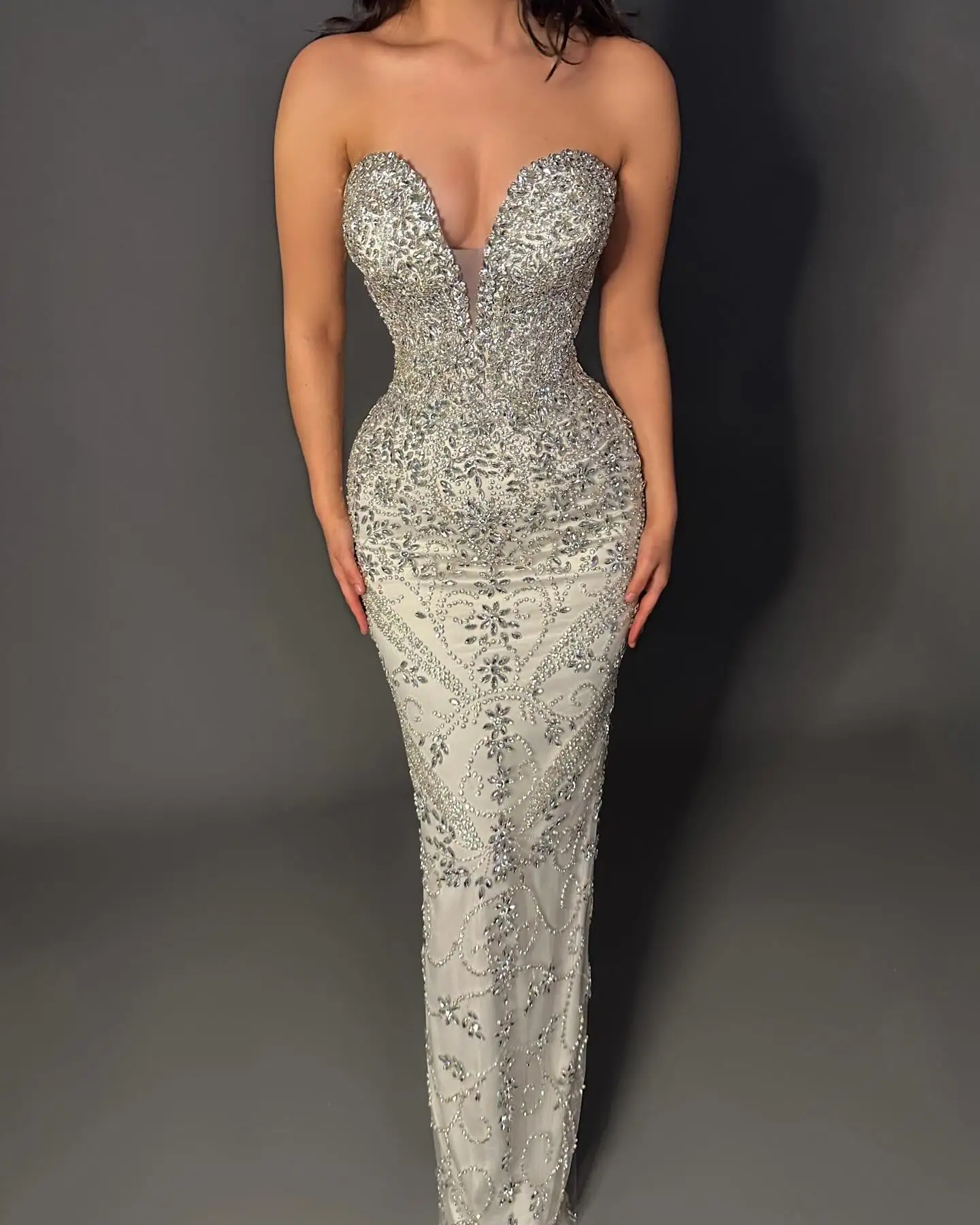 SWEMILE Maßgeschneiderte Abendkleider voller Diamanten mit großer Schleife und Schleppe, sexy trägerloses Kristallperlen-Meerjungfrau-Abschlussballkleid, Dubai-Kleider