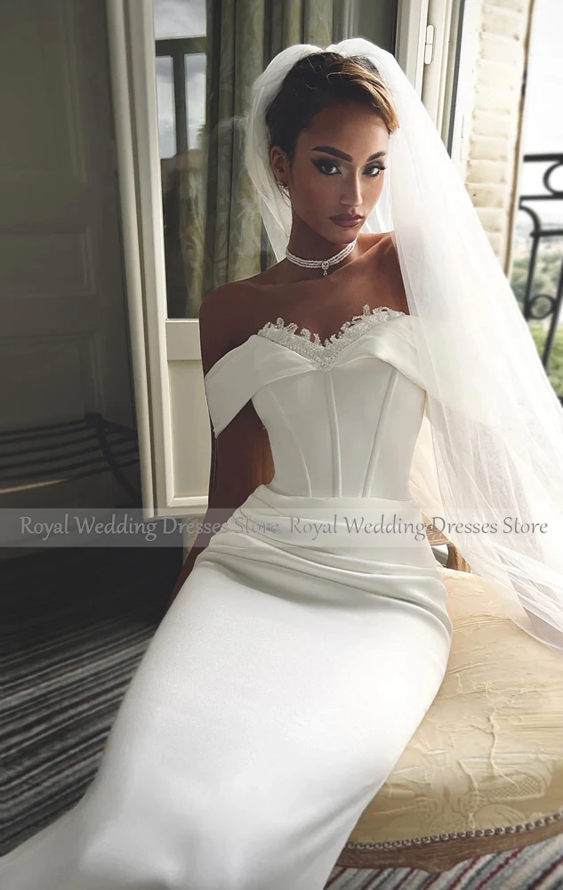 モダンなアイボリーサテンマーメイドウェディングドレスオフショルダーウェディングドレス花嫁用ノースリーブブライダルガウンとトレーン