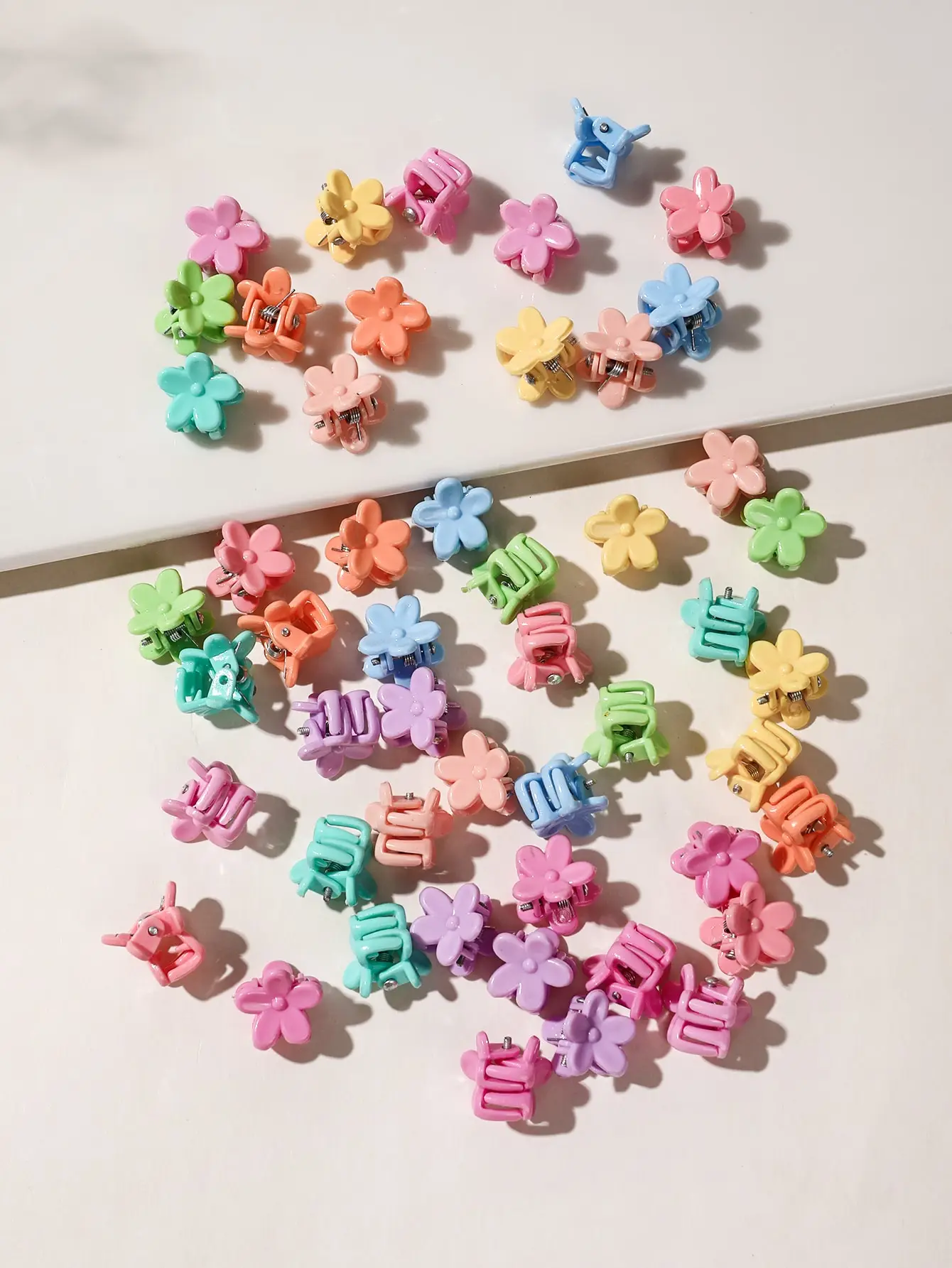 50 Stück bunte Mini-Blumen-Haarklammern für Mädchen, niedliches Haar-Styling-Zubehör, Urlaubsgeschenk, dekorative Dutt-Klemme, winziges Haar – Detail 2
