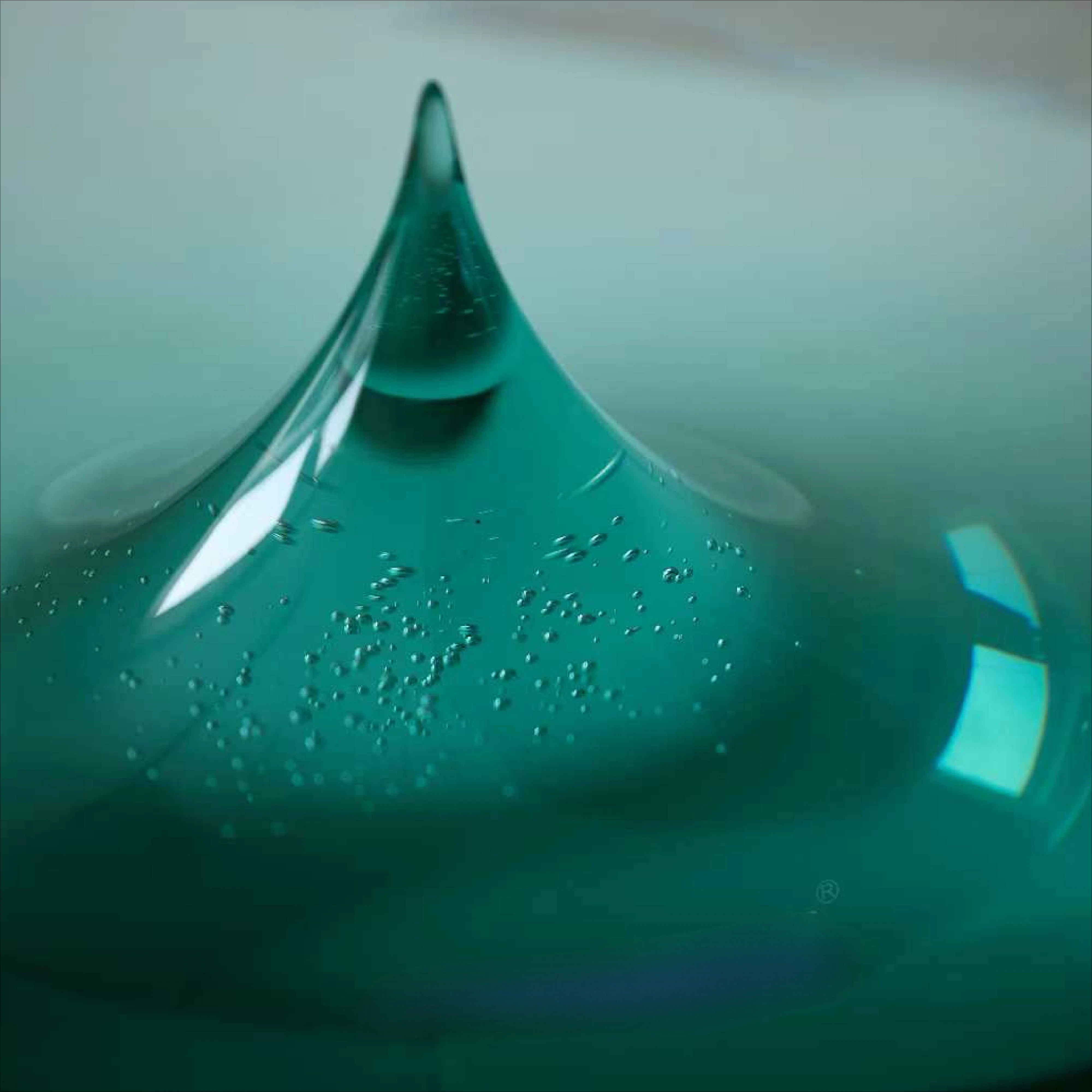 تمثال نافورة مستديرة فاخرة شفافة باللون البني/الأخضر، نحت علوي لتزيين سطح الطاولة المذهل في المطاعم