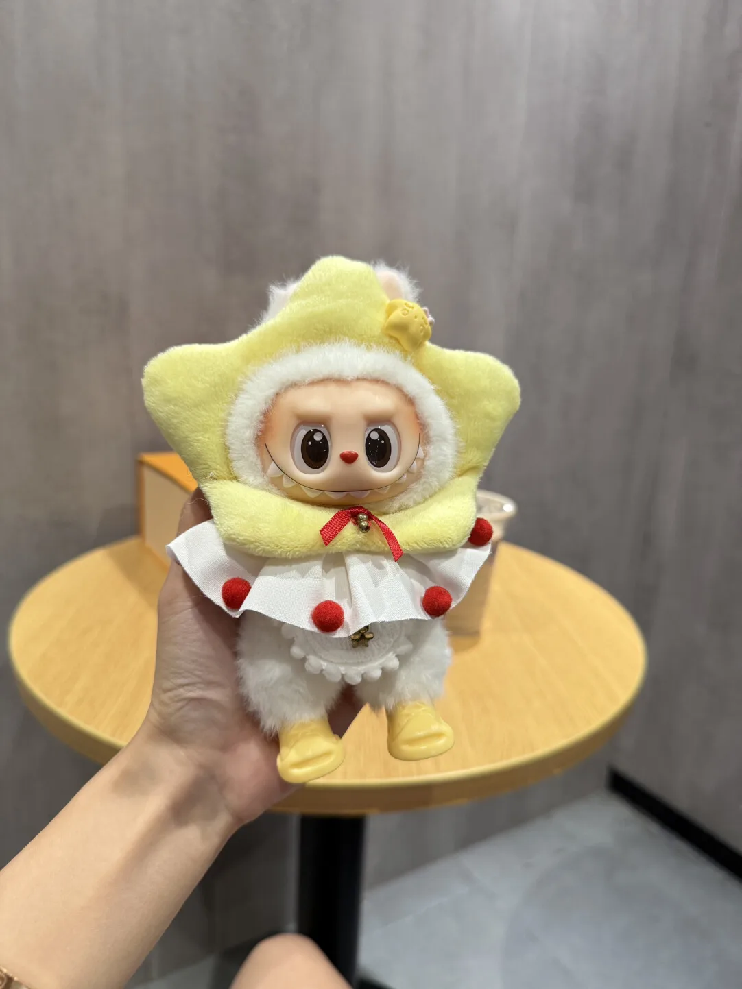 ชุดเสื้อผ้ารองเท้าตุ๊กตา Labubu ขนาด 17 ซม. ชุดน่ารักสำหรับรุ่น V1/2/3 แบบนั่ง รุ่นมาการอง บิ๊กอินทูอิน โคคา-โคล่า