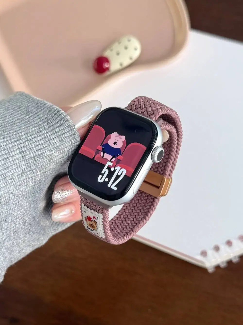 素敵な漫画のクマの磁気ナイロンループ Apple Watch バンド女性 10/9/8/7/6/5/4/3 SE 40 ミリメートル 41 ミリメートル 44 ミリメートル 45 ミリメートル 46 ミリメートル 49 ミリメートルストラップ