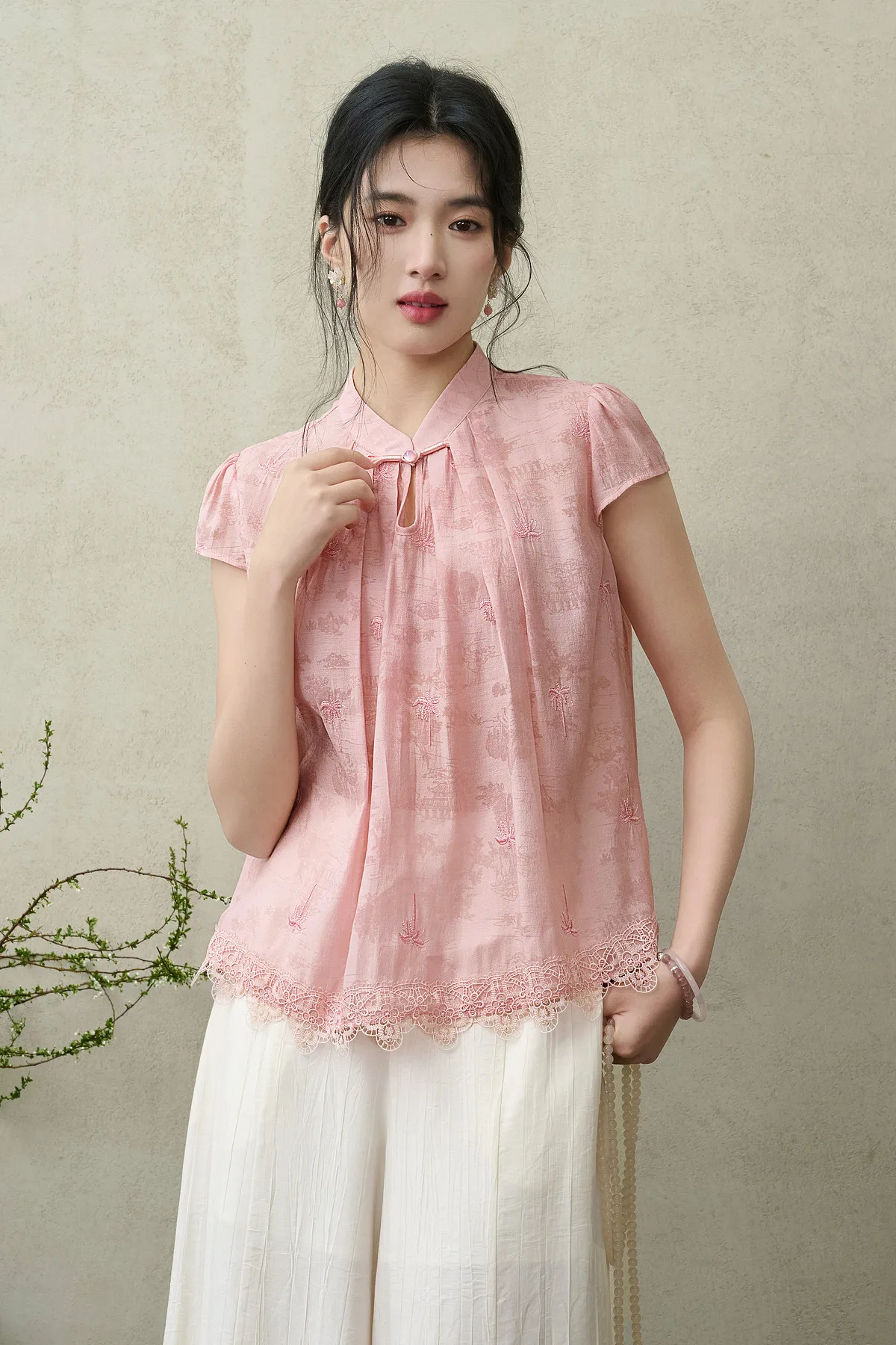 SENTUBILA Elegante Bestickte Jacquard-Chiffonbluse für Damen, Rosa, mit Gepinntem Plissee-Stehkragen und Spitzensaum, Locker Geschnittenes Hemd 162VF5004 – Detail 14