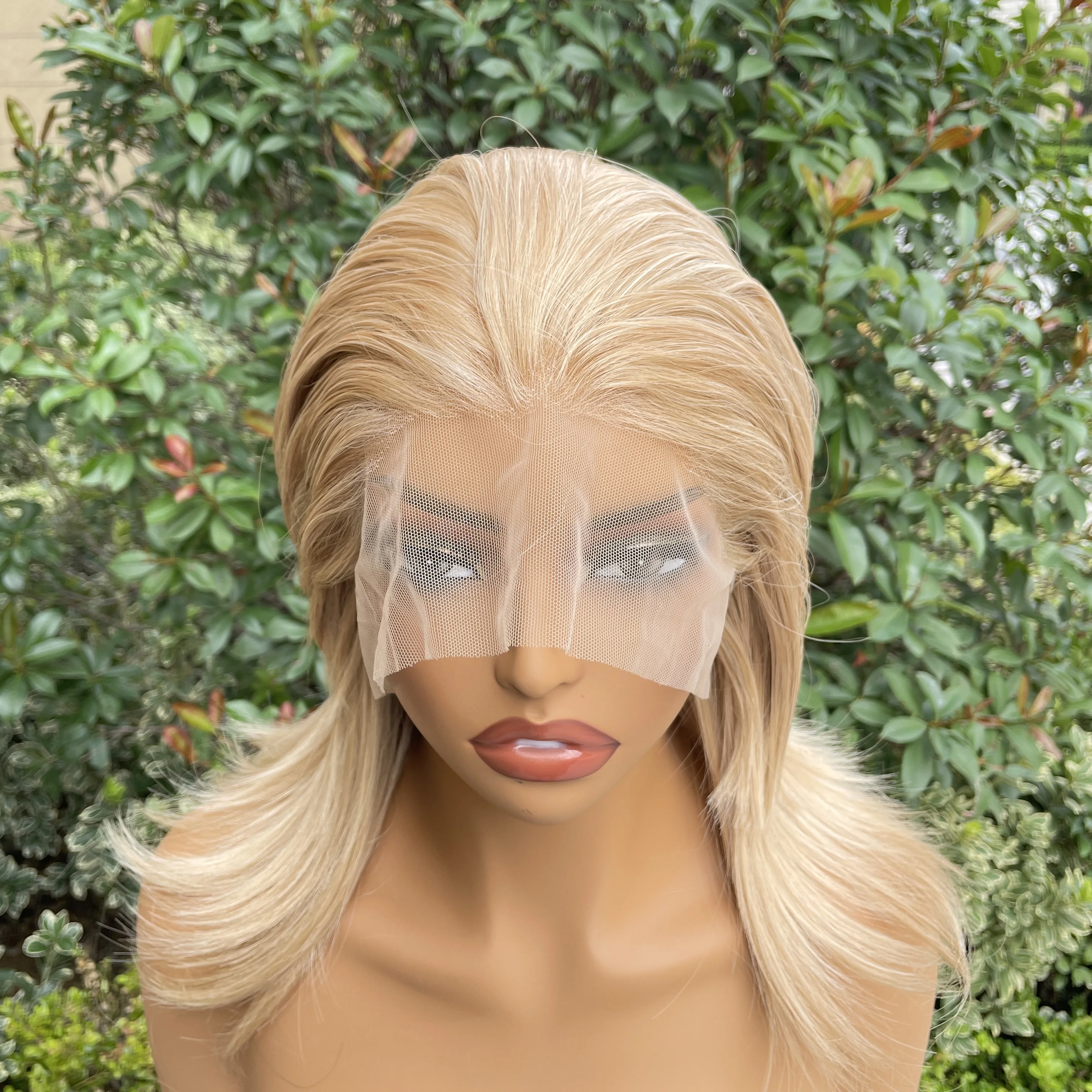 Parrucca cosplay triglia corta alla spalla per le donne Parrucca bionda mista riccia 13X4 parrucca anteriore in pizzo sintetico mezza mano legata senza colla 150%