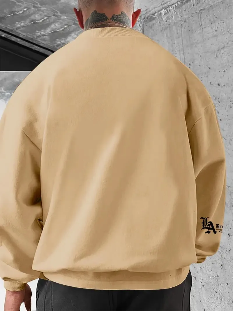 يتميز القميص الرجالي الجديد برقبة دائرية لربيع وخريف 2025 بطباعة كاجوال عصرية ومريحة ثلاثية الأبعاد