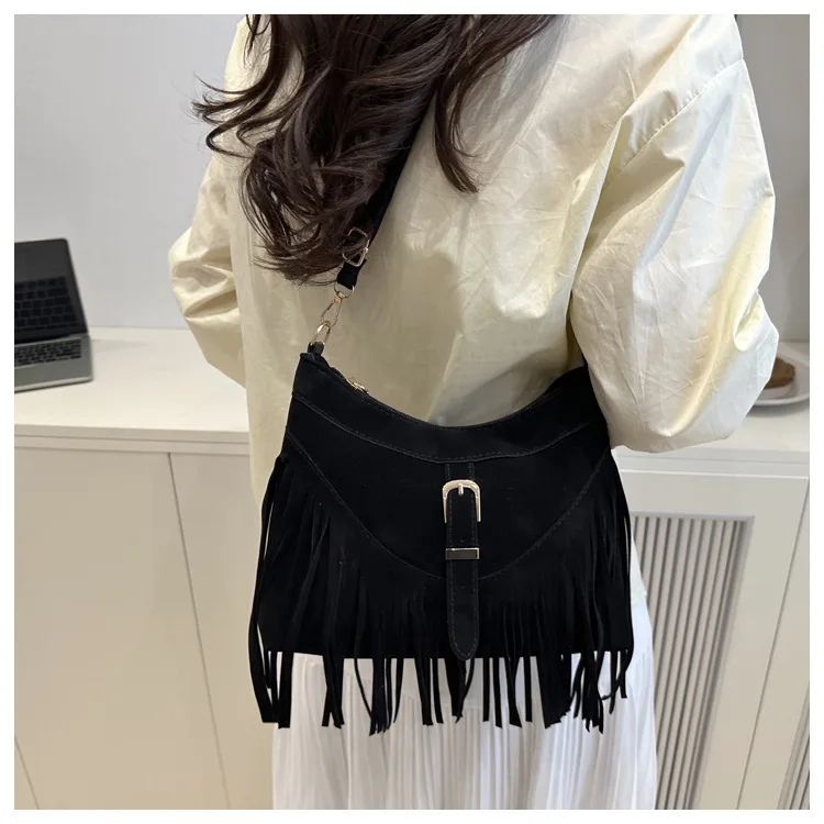 Wildleder-Umhängetaschen mit Fransen und Metallschnalle, verstellbarer Riemen, Halbmond-Umhängetasche im Western-Stil für Damen, für Reisen und den Alltag – Detail 13
