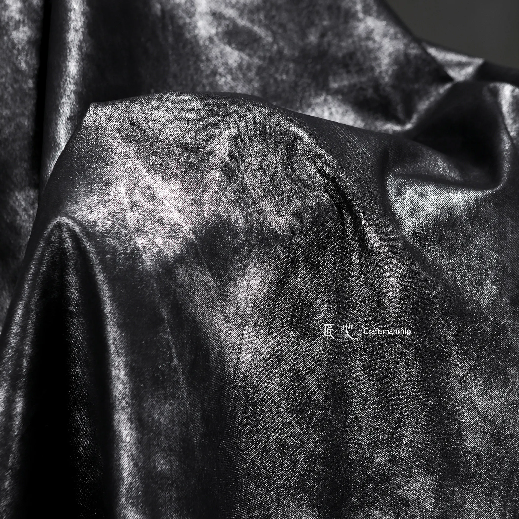 Schwarzes, gelatinartiges Denim-Leder mit Mottel-Effekt und Schimmer, Altes und Wiederverwertetes Knistriges Taschen- und Kleidungsdesigner-Gewebe – Detail 3