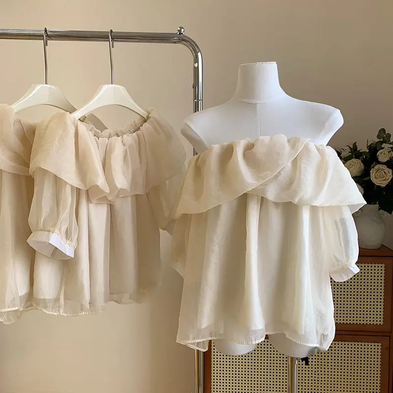 

Женская приталенная рубашка с открытым плечом, бежевый топ с рюшами и рукавами-фонариками, лето 2024