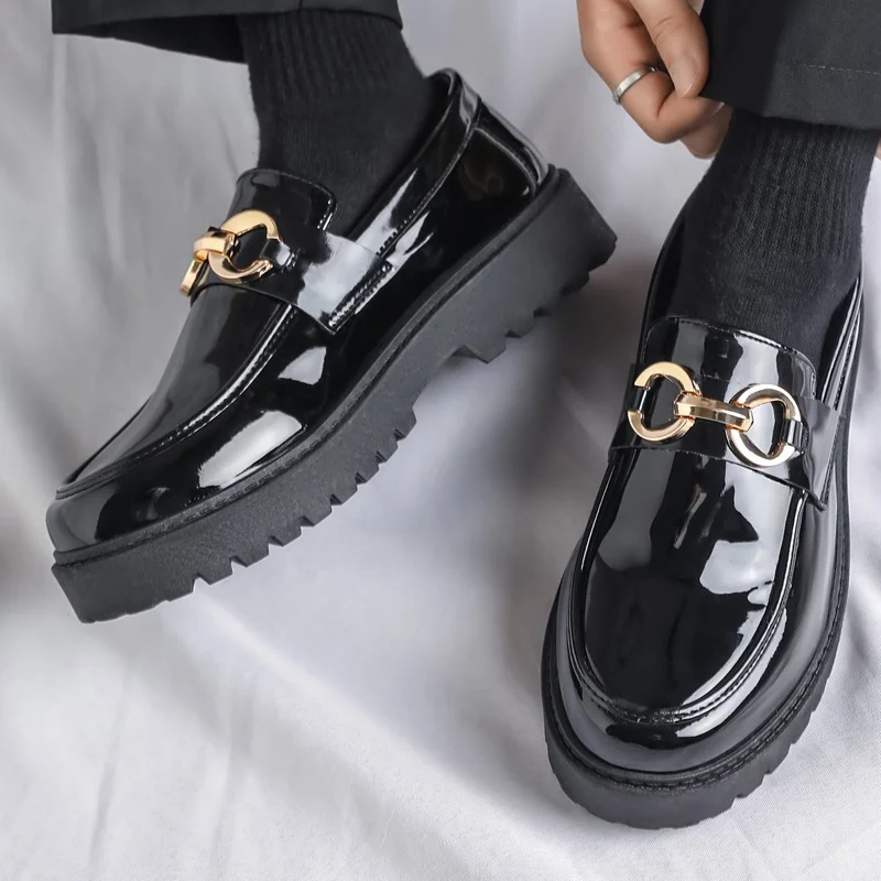 Herren-Freizeitsneakers, Herren-Slipper aus glänzendem Lackleder, Herren-Lederschuhe mit dicker Sohle und Metallschnalle, die die Körpergröße optisch erhöhen, Herren-Freizeitschuhe im britischen Stil für den täglichen Gebrauch. – Detail 14