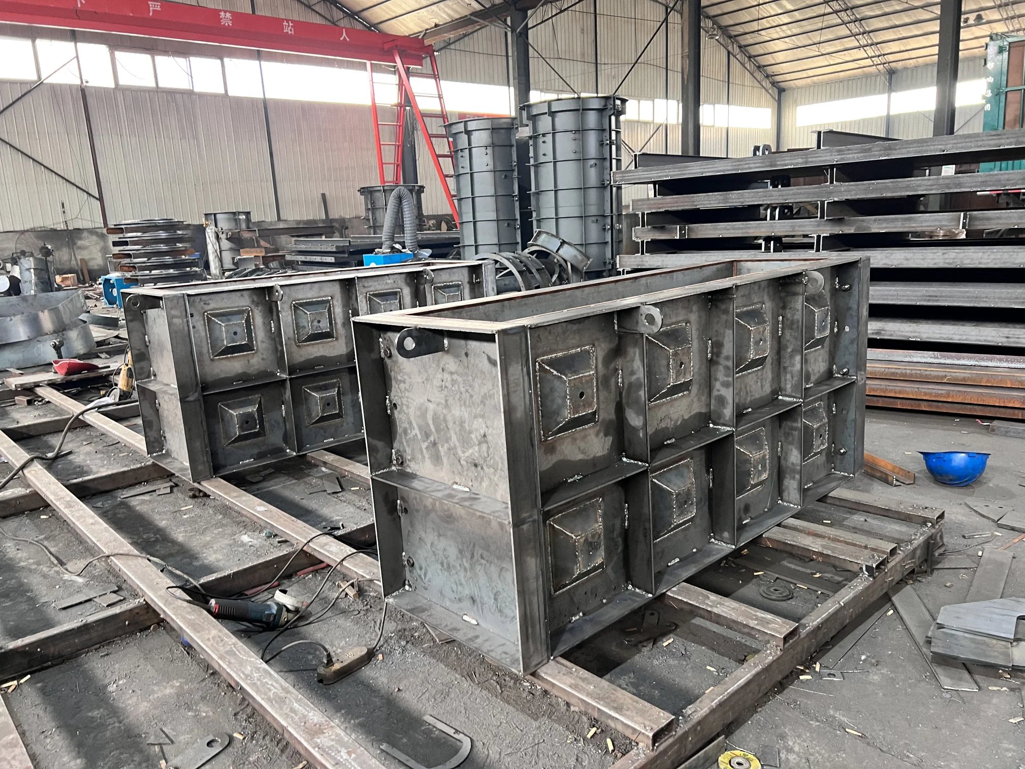 High Strength Retaining Wall Construction - Steel Concrete Block Mold with Easy-to-Assemble Modular Retaining Wall