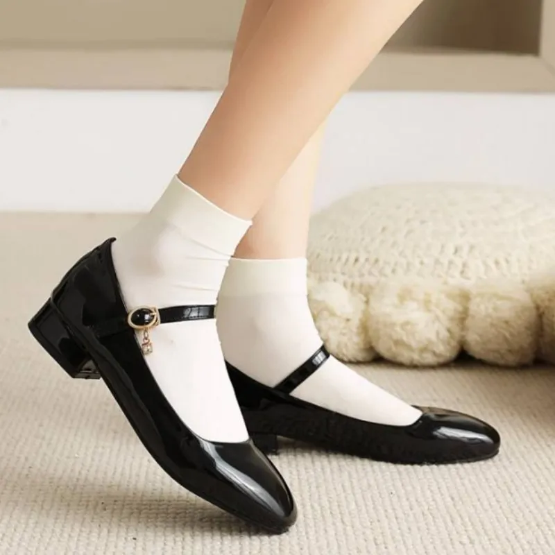 

Fashionable women's flat shoes. Round toe shoes. Fashion show banquet casual shoes. Black (white) patent leather Mary Jane shoes