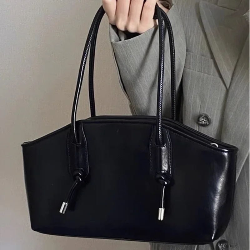 2024 Women\'s Small Square Bags Fashion Shoulder Bags Advanced Black New Small Square Bags Commuter Leisure Outdoor Axillary Bags