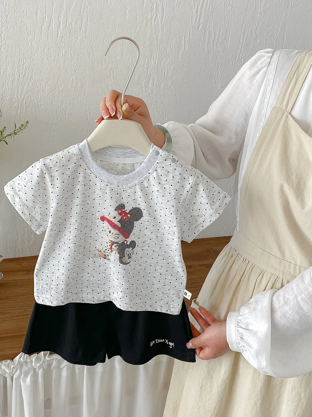 completo-estivo-sottile-a-pois-con-stampa-cartoon-a-maniche-corte-in-maglia-per-bambine-con-pantaloncini-in-rete-stile-principessa-in-cotone